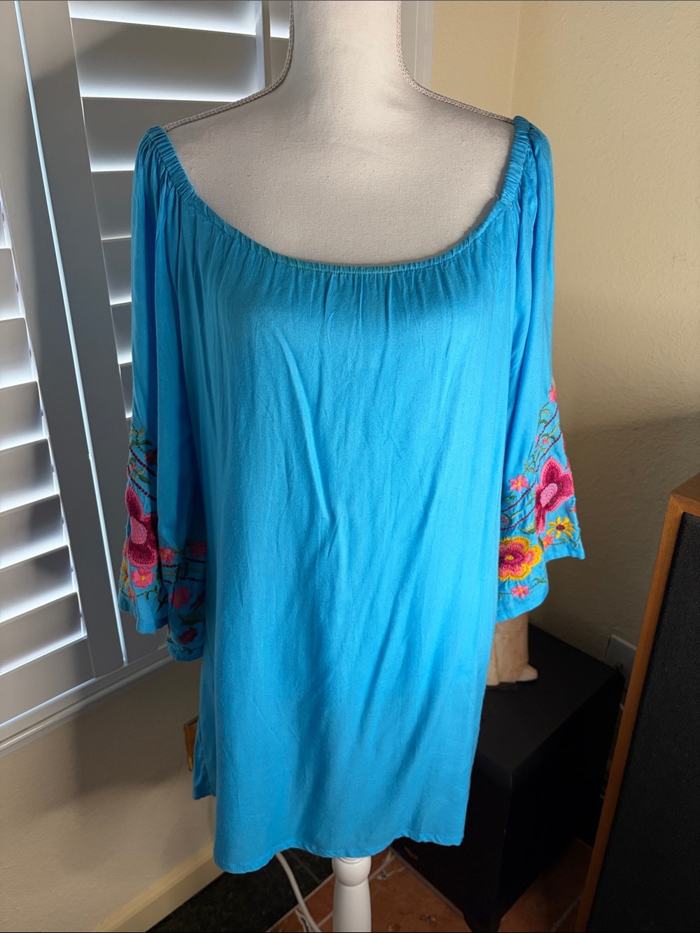 🩵🌴 Avani del Amour Off Shoulder Viscose Tunic W/Floral Embroidered Sleeves  Sz L